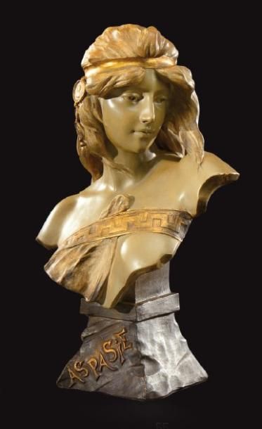 GOLDSCHEIDER et PIEROTTE «Aspasie» Sculpture en terre cuite à patine brune-verte...