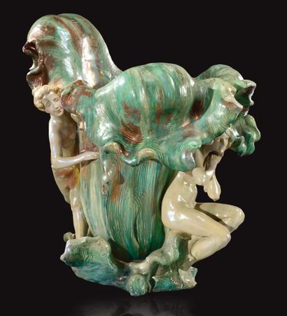 TRAVAIL FRANÇAIS 1900 Important cache-pot en céramique émaillée lustrée verte et...