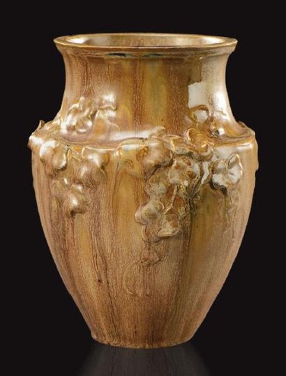 ERNEST CARRIERE (1858-1908) Vase ovoïde à col resserré et évasé en grès émaillé à...