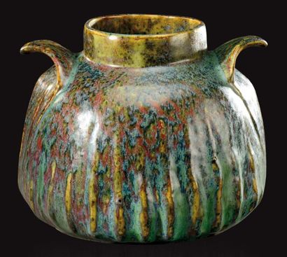PIERRE ADRIEN DALPAYRAT (1844-1910) Important vase à anses végétales présentant une...