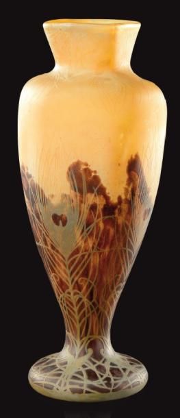 DAUM Nancy Important vase balustre à corps ovoïde à méplat et col tronconique reposant...