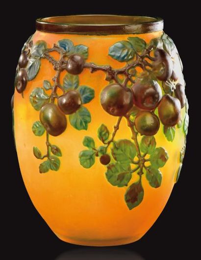 ÉTABLISSEMENT GALLÉ Vase de forme ovoïde à col resserré en verre multicouches soufflé-moulé...