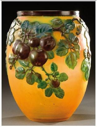 ÉTABLISSEMENT GALLÉ Vase de forme ovoïde à col resserré en verre multicouches soufflé-moulé...