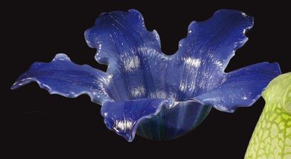 Émile GALLÉ (1846-1904) Tulipe en forme de fleur en verre doublé à décor dégagé à...