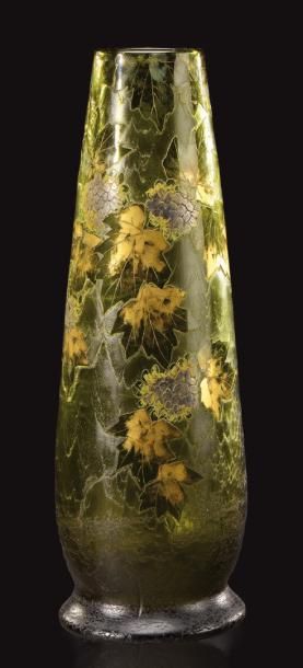 LEGRAS Grand vase de forme conique sur talon plat circulaire en verre doublé teinté...