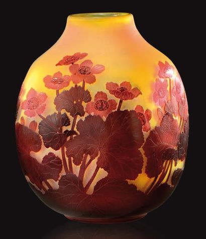 ÉTABLISSEMENTS GALLÉ Vase à panse ovoïde en méplat et col droit cylindrique en verre...