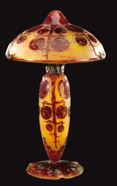 LE VERRE FRANÇAIS Lampe champignon à fût ovoïde et talon circulaire présentant une...