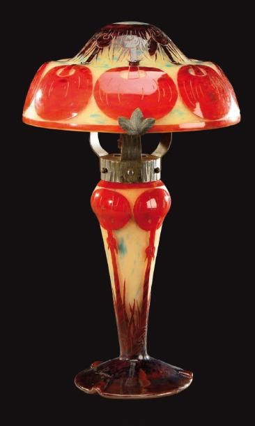 LE VERRE FRANÇAIS Importante lampe à piétement de forme balustre et chapeau circulaire...
