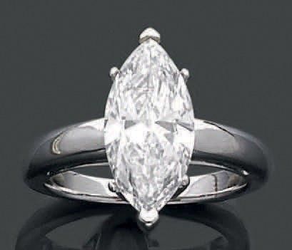 null Bague en or gris 18k ornée d'un diamant solitaire de forme navette. Poids brut:...