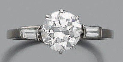 null Bague en platine ornée d'un diamant solitaire de taille moderne épaulé de deux...