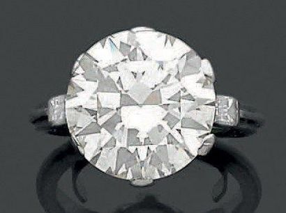 null Bague en platine ornée d'un important diamant taille brillant épaulé de deux...
