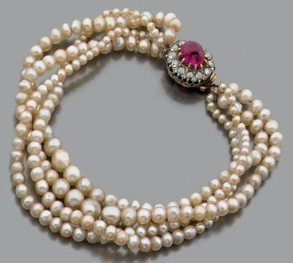 null Bracelet de quatre rangs de perles supposées fines - non testées - en chute,...