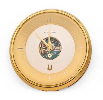 BULOVA Accutron. Vers 1960 Rare pendulette de table en laiton doré. Cadran argenté,...