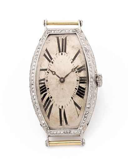 LACLOCHE FRERES Vers 1910 Rare et belle montre en or blanc de forme tonneau. Cadran...