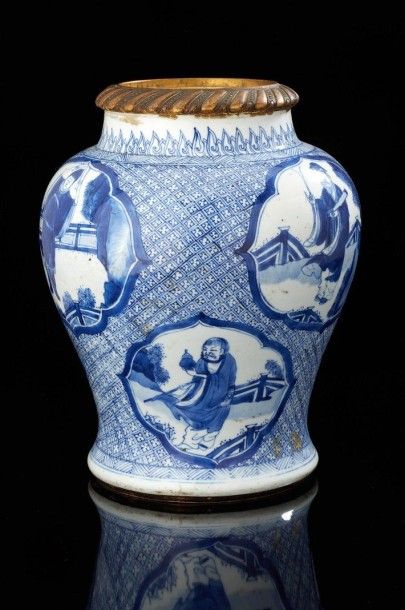 CHINE Vase de forme balustre décoré en bleu sous couverte d'immortels sur fond de...