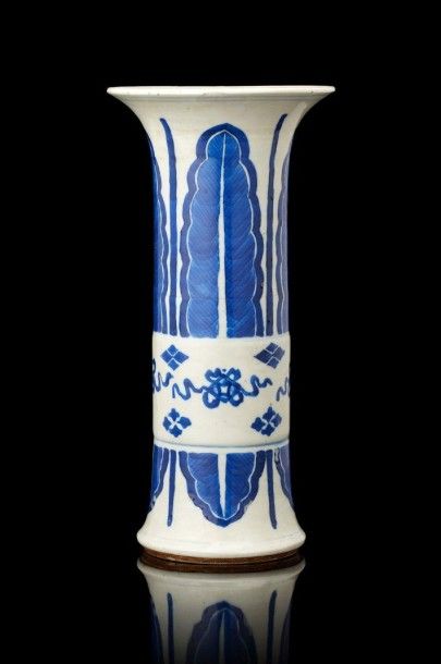 CHINE Vase cornet décoré en bleu sous couverte de larges feuilles encadrant des symboles...