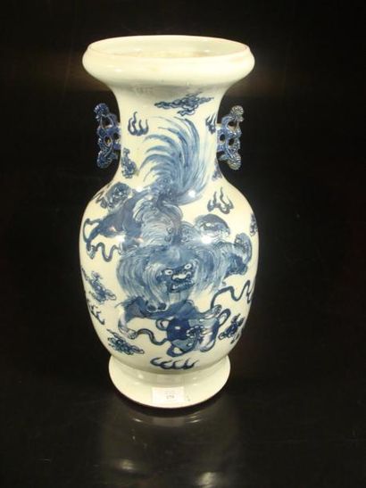 null Vase en porcelaine à décor de chiens de fô en bleu sous couverte. Fin du XI...