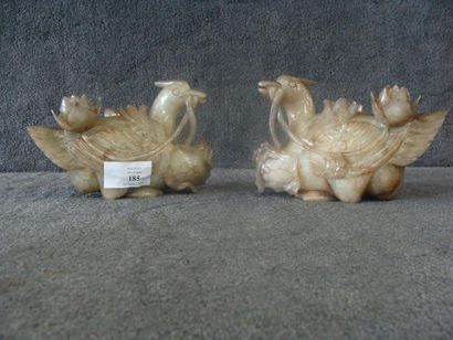 CHINE Paire de canards mandarins sculptés en jade tenant dans leurs becs des fleurs...
