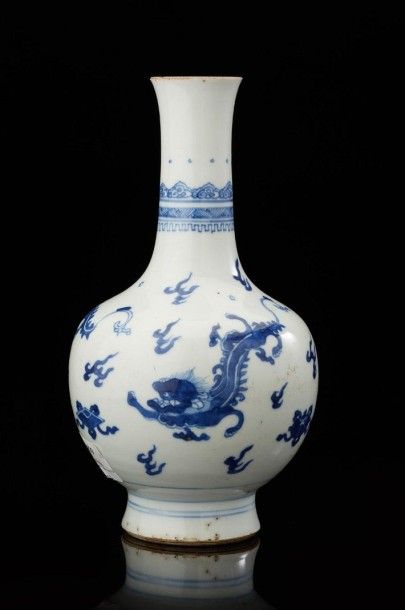 CHINE Petit vase bouteille à décor en bleu de chimères alternées de symboles auspicieux....