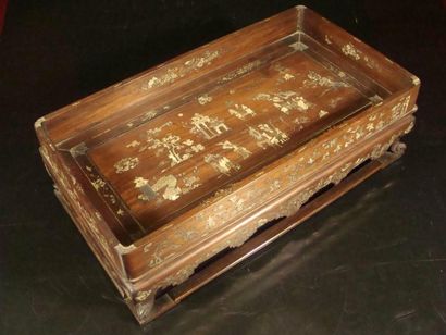 CHINE ou INDOCHINE Table présentoir rectangulaire en bois précieux décoré d'inscrustations...
