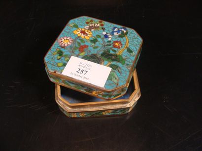 CHINE Boîte carrée à pans coupés en bronze cloisonné décorée en polychromie de fleurs...