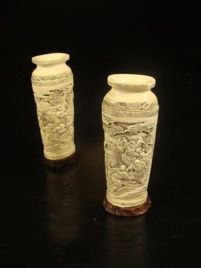 JAPON Paire de petits vases en ivoire sculptés, décorés en léger reliefs d'enfants...