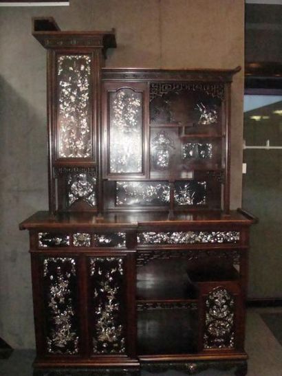 CHINE ou INDOCHINE Beau meuble de rangement en bois précieux avec incrustations de...