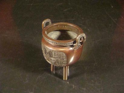 JAPON Petit brûle parfum tripode en bronze à laque brune et or décoré en léger relief...