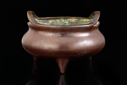 CHINE Brûle-parfum tripode de forme circulaire en bronze à patine brune à deux anses...