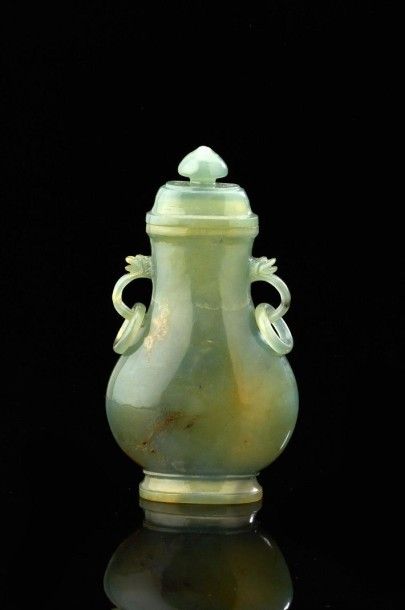 CHINE Petit vase couvert de forme balustre à panse aplatie en jade vert sculpté avec...