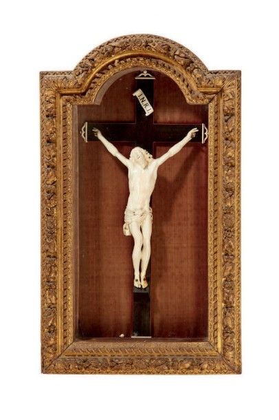 null Christ vivant en ivoire sur une croix plaquée d'ébène dont les extrémités sont...
