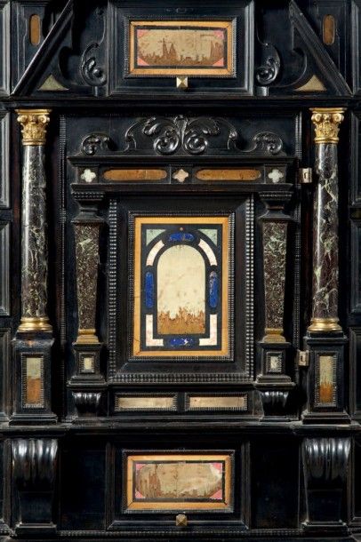 null Rare cabinet à décor architecturé en bois noirci à frontons baroques soutenus...