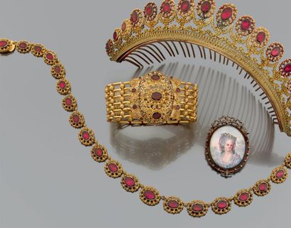 null Parure composée d'un diadème, un collier et un bracelet en or jaune 18k sertis...