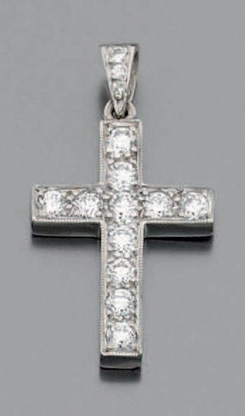 Croix en platine sertie de diamants de taille...