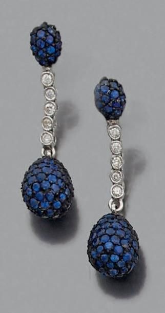 null Paire de pendants d'oreilles "pampilles" en or gris et noir 18k sertis de saphirs...