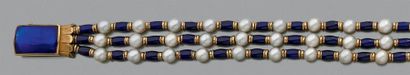 null Bracelet en or jaune 18k composé de trois rangs de perles de culture alternés...
