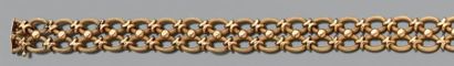 null Bracelet articulé en or jaune 18k composé de deux lignes d'anneaux ciselés rehaussés...