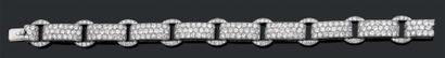 null Bracelet articulé en platine composé de motifs rectangulaires alternés d'anneaux...