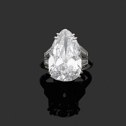 CHAUMET 
Importante bague en platine ornée d'un diamant de forme poire de taille...