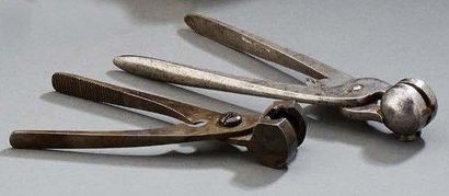 null Deux outils à mouler les balles en acier dont un entièrement jaspé. XIXe. Long.:...