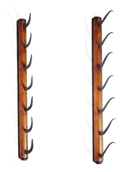 null Ratelier à fusils en bois et corne d'antilope. Haut.: 110 cm