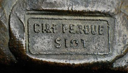 PAUL EUGENE BRETON (1868-1933) Important vide-poches en bronze à patine brune figurant...