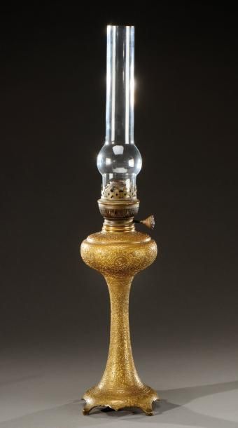 LOUCHET FONDEUR Lampe à pétrole en bronze doré à décor en réserve de scènes de chasse...