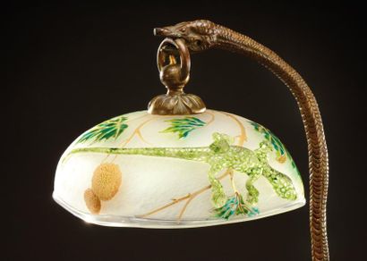 LABRUYERE (XXème) Importante lampe à fût en bronze à patine brune et verte figurant...