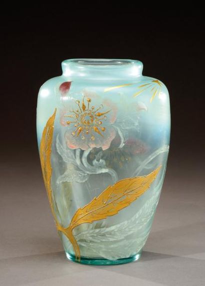 Émile GALLÉ (1846-1904) Vase à corps de forme ovoïde et col étranglé droit en verre...