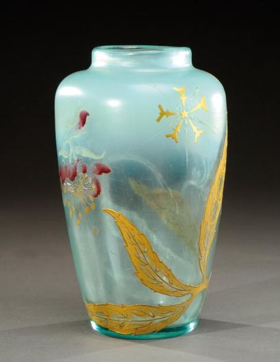 Émile GALLÉ (1846-1904) Vase à corps de forme ovoïde et col étranglé droit en verre...