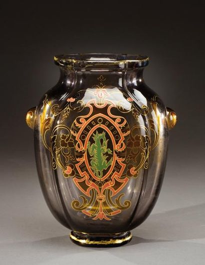 Émile GALLÉ (1846-1904) Vase en verre fumé noir de forme ovoïde en méplat à col mouvementé...