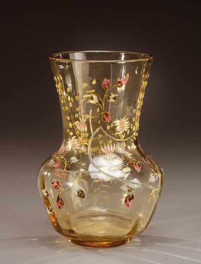 Émile GALLÉ (1846-1904) Vase en verre légèrement teinté brun à panse bombée et col...