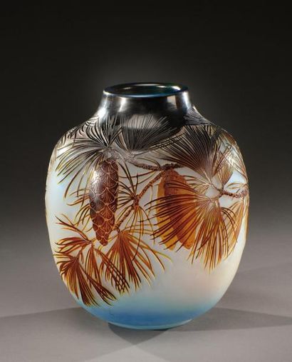 ÉTABLISSEMENT GALLÉ Vase à corps ovoïde et col resserré en verre doublé à décor dégagé...