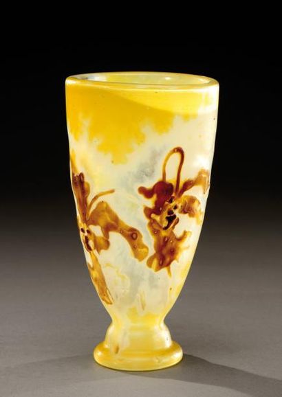 Émile GALLÉ (1846-1904) Rare et exceptionnel vase de forme conique sur piédouche...